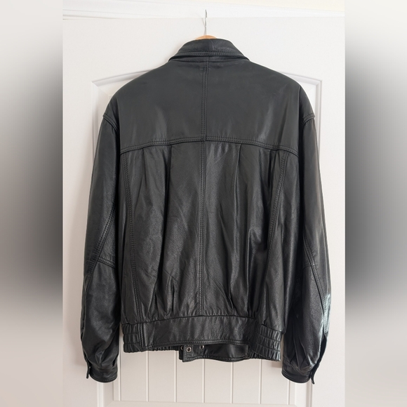 Men's Classic Black Leather Bomber Jacket - Picture 5 of 10